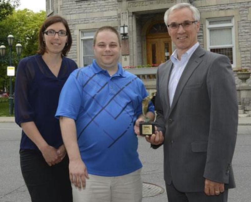 Le Prix d’excellence de la COMAQ a été remis à Michel Tardif, directeur des Finances de la Ville de Saint-Hyacinthe (à droite sur la photo). On l'aperçoit en compagnie de Julie Morier, secrétaire des Finances et de Stéphane Leaunier, analyste en ressources informationnelles.