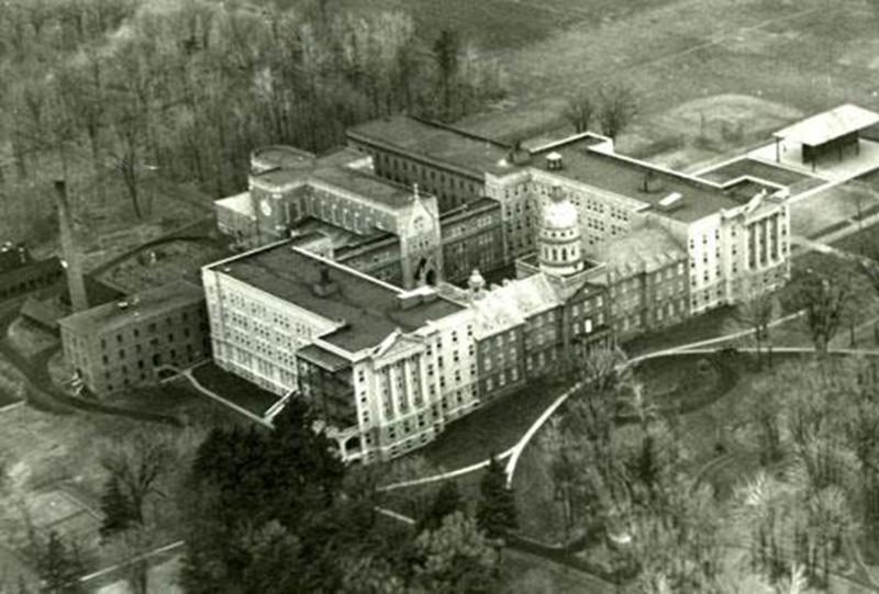 Vue à vol d’oiseau du Séminaire de Saint-Hyacinthe vers 1950, où on aperçoit l’ancienne façade avec sa coupole (Archives CHSH).