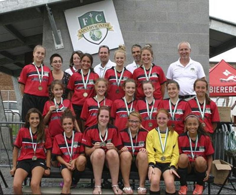 Après les équipes mixtes, voilà que les équipes locales féminines ont été couronnées à la Coupe Saint-Hyacinthe. Chez les U 9-10, Sainte-Rosalie a défait Bourg-Joli en finale, tandis que chez les U 11-12, Saint-Liboire a triomphé contre Douville dans le match pour la médaille d'or. Douville a aussi accédé à la finale chez les U 13-14, mais s'est inclinée contre Sainte-Rosalie (sur la photo) en tir de barrage. Douville s'est repris chez les U 15-16 en remportant la médaille d'or devant Bourg-Joli