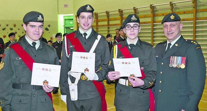 Les capitaines-chef suivants ont obtenu leur grade d’adjudant. Il s’agit des capitaines-chefs ­Pascal Hamel, Olivier Chagnon et Raphaël Rodier. Ils posent ici en compagnie du lieutenant ­Daniel Préfontaine, RSPJ et Officier des opérations.
