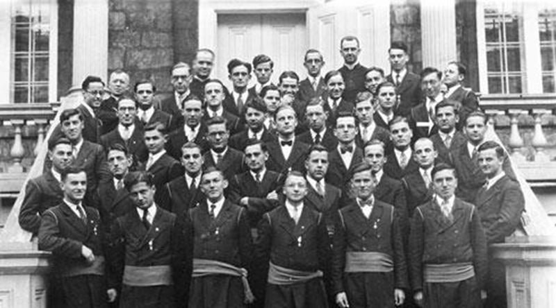 Classe des finissants de 1931-1932. M. Lafond est identifié par une flèche blanche.