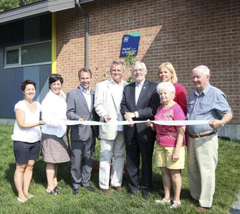 Dans l’ordre habituel : Karine Morisseau, administratrice de la Corporation des Loisirs La Providence; Josée Daudelin, vice-présidente de la Corporation aquatique maskoutaine; Pierre Goyette, architecte; Bernard Barré, conseiller municipal du district La Providence; Claude Bernier, maire de la Ville de Saint-Hyacinthe; Chantal Frigon, directrice générale adjointe de la Ville de Saint-Hyacinthe; Réjeanne Dion, trésorière de la Corporation des Loisirs La Providence; et Denis Cheeney, administrateu