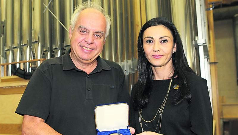 Le directeur artistique des orgues Casavant Frères, Jacquelin Rochette, a reçu la Médaille de l’Assemblée nationale, une distinction offerte par la députée Chantal Soucy.   Photo Robert Gosselin | Le Courrier ©