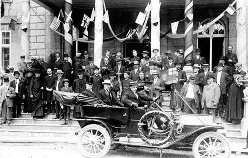 Arrivée des dignitaires, dont le lieutenant-gouverneur du Québec Sir François Langelier, lors des fêtes du centenaire du Séminaire de Saint-Hyacinthe le 20 juin 1911 (Archives CHSH).