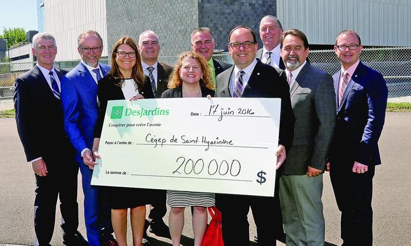 Jacques Rémy de la Caisse Beloeil-Mont-Saint-Hilaire, Serge Bossé de la Caisse de Saint-Hyacinthe, Renée-Claude Legault de la future Caisse d’Acton-Rivière Noire, Michel Huet de la Caisse du Plateau maskoutain, Geneviève Roy de la Caisse Vallée-des-Patriotes, Robert Giasson de la Caisse Val-Maska, Roger Sylvestre du Cégep de Saint-Hyacinthe, Normand Choquette de la Caisse de la Seigneurie de Ramezay, René Vincelette, président du conseil d’administration du cégep et Christian Chagnon de la Caiss