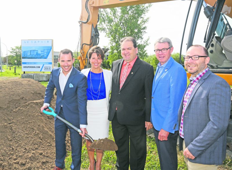 Sur la photo dans l’ordre habituel, Jonathan Robin et Nellie Robin, coprésidents du Groupe Robin; Alain Leclerc, conseiller municipal du district Bois-Joli; Claude Corbeil, maire de Saint-Hyacinthe et Martin Ayotte, directeur de compte chez Desjardins Entreprises-Vallée du Richelieu-Yamaska. Photo Robert Gosselin | Le Courrier ©