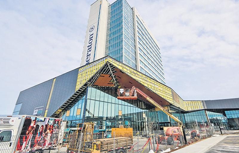 Les travaux de construction se poursuivent en mode accéléré sur le chantier du futur hôtel Sheraton de Saint-Hyacinthe. Photo François Larivière | Le Courrier ©