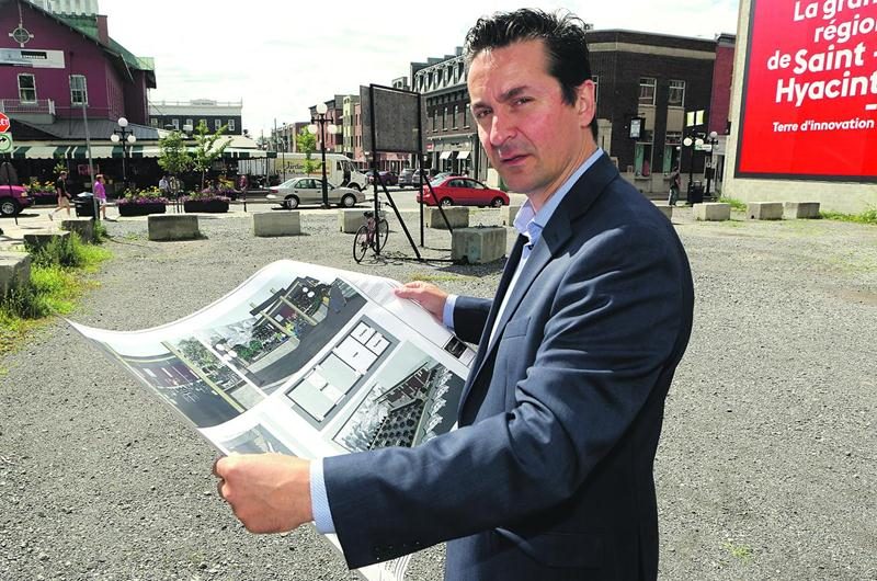 Simon Cusson, de la SDC, voit dans la Place du Marché un projet porteur pour le centre-ville qui éliminera un terrain vague néfaste pour son image. Photo Robert Gosselin | Le Courrier ©