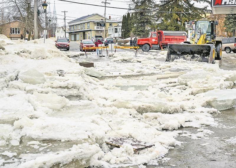 L’eau et la glace venues de la rivière ont durement touché plusieurs rues de Saint-Pie, incluant la rue Notre-Dame (photo), le rang de la Presqu’Île et le rang de la Rivière Nord.  Photo François Larivière | Le Courrier ©