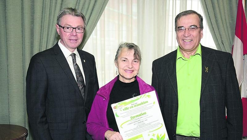 Le président du CCCPEM, Jacques Tétreault (à droite), était accompagné du maire de Saint-Hyacinthe, Claude Corbeil et de Micheline Healy (volet « Ville en transition ») pour le dévoilement de la programmation du Jour de la Terre. Photo François Larivière | Le Courrier ©