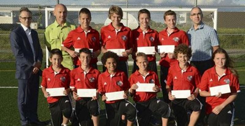 Dix joueurs du FC Saint-Hyacinthe ayant participé au Tournoi des sélections régionales qui s’est tenu au début du mois d’août se sont séparé 2 000 $ en bourses distribuées par l'Association Défi Futsal. Sur la photo, on aperçoit à l'arrière Daniel Bégin, de Valeurs Mobilières Desjardins, Géraldo Cabrerade, de l’Association Défi Futsal, Thomas Adam, William Fontaine, Guillaume Rousseau-Viens, Tommy Brasseur et Yves Théoret, de l’Association Défi Futsal. À l'avant, on retrouve Gabriel Nadeau, Louk