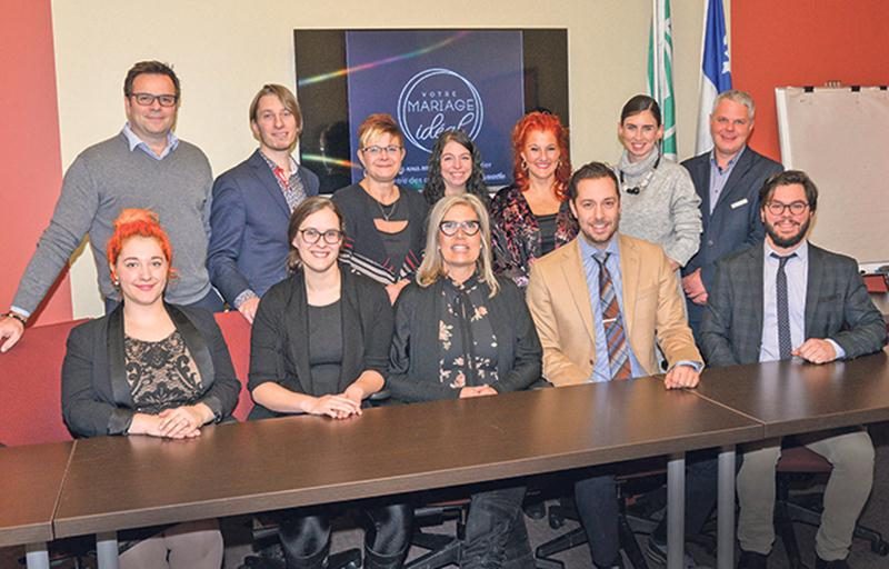 Sur la photo, de gauche à droite debout : Claude Rainville, Martin Lacasse, France Blanchette, Cynthia Laporte, Jausée Carrier, Monika Bonneau, Dany Boulette, Claudy Tessier et Jessica Boutin-Dorion, Guylaine Barré, Alexandre Brabant et Cédric Meunier. Photo François Larivière | Le Courrier ©