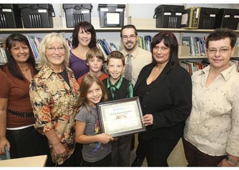 Walmart Saint-Hyacinthe est fier de souligner l’implication des élèves de l’école Roméo-Forbes lors de leur campagne de levée de fonds 2011 pour Opération Enfant Soleil en leur remettant un certificat honorifique. Rappelons que les élèves ont fait la collecte et le tri de plus de 3 000 livres usagés et y ont apposé les prix de vente. Cette activité a permis d’amasser 2 400 $. Sur la photo on reconnaît, à l'avant, Ginette Bisson, Marie-Ange Raymond, Tristan Martin et William Paquin, élèves du con