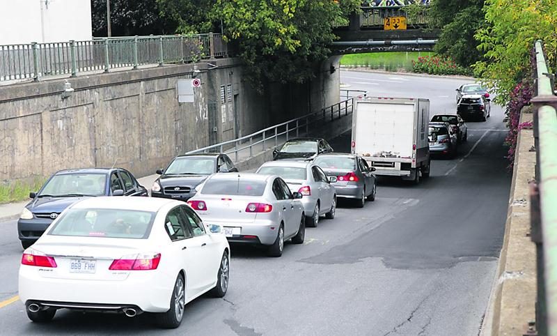 La Ville de Saint-Hyacinthe veut intervenir avant l’hiver pour remplacer complètement la conduite d’aqueduc qui a éclaté le 9 septembre près du tunnel ferroviaire de la rue Sainte-Anne, ce qui a provoqué son inondation. Photo Robert Gosselin | Le Courrier ©