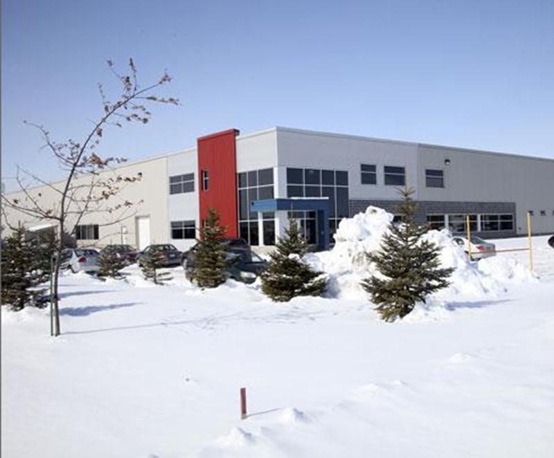 Les quelque 90 salariés syndiqués des Industries de moules et plastiques VIF à Saint-Hyacinthe, membres de la section locale 167 du Syndicat national de l’automobile, de l’aérospatiale, du transport et des autres travailleurs et travailleuses du Canada (TCA-Québec/FTQ), ont rejeté les offres de l’employeur à 98 %. Les enjeux de cette négociation portent, entre autres, sur la sous-traitance, les activités syndicales, l’ancienneté, la durée de la convention collective et tout l’aspect monétaire. D