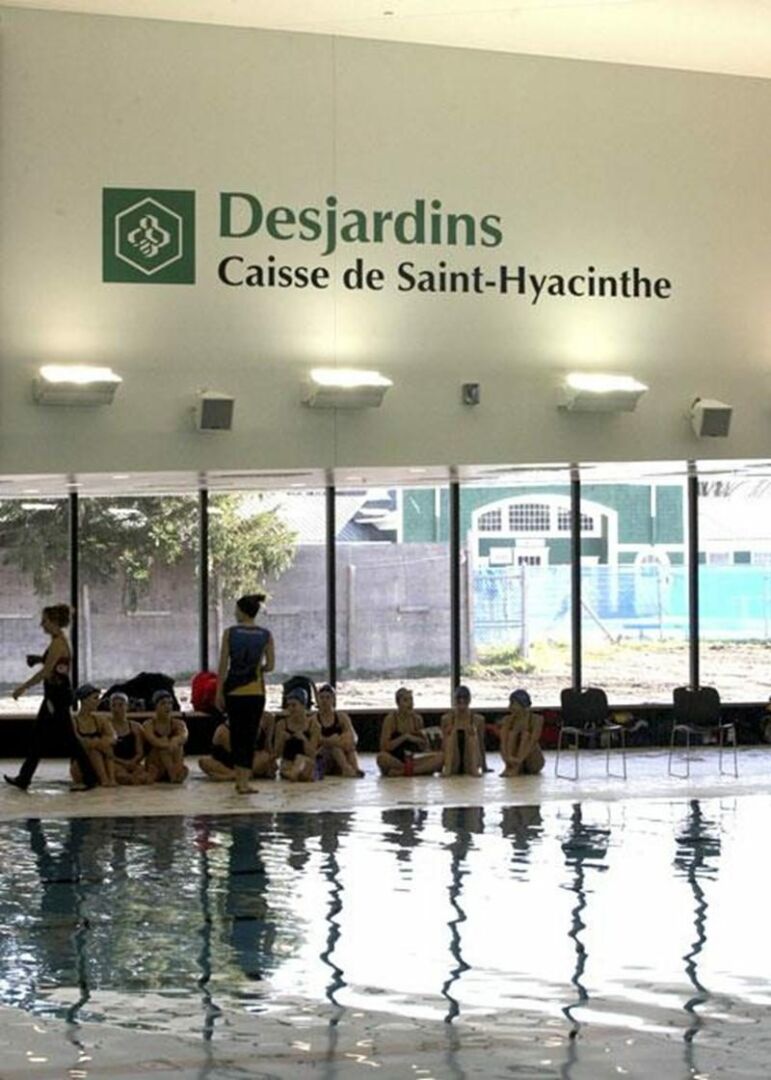 La Caisse populaire Desjardins de Saint-Hyacinthe déboursera 450 000 $ sur une durée de 15 ans pour associer son nom à celui du Centre aquatique.