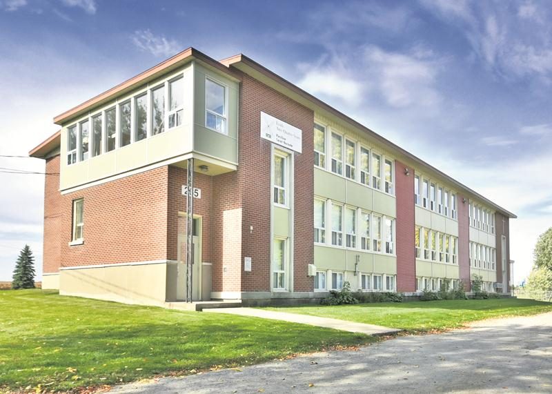 L’immeuble Saint-Barnabé-Sud de l’école aux Quatre-Vents, en bordure de la route de Michaudville, ne restera plus debout très longtemps. Photo François Larivière | Le Courrier ©