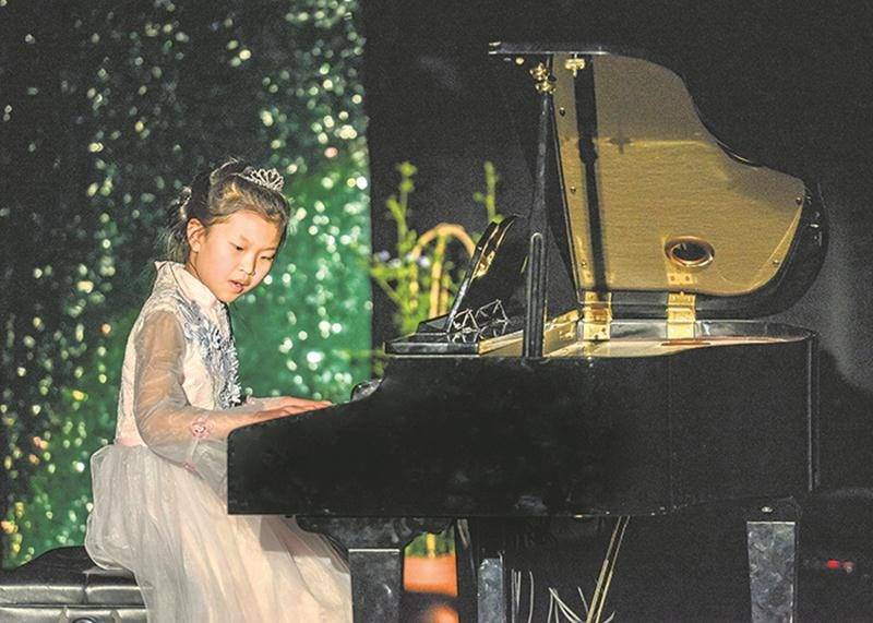 La grande gagnante, Émilie Mu, a choisi de jouer la pièce « Nocturne » de Chopin.