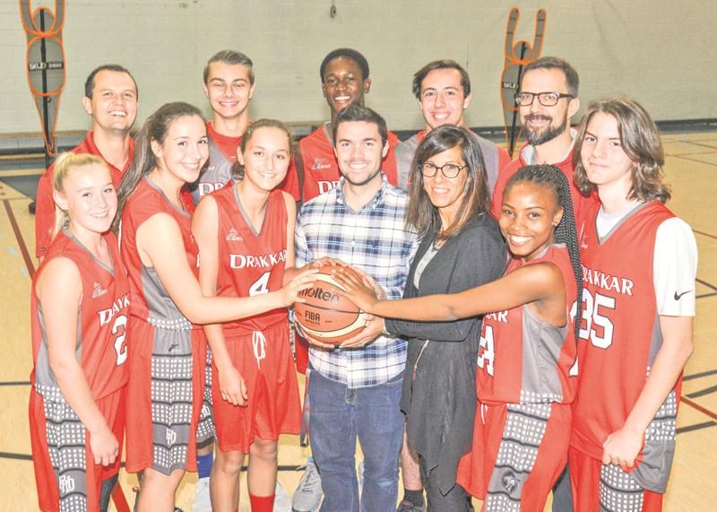 Sur la photo, Frédérick Bernard, responsable des sports, et Josée Viau, directrice adjointe (secondaire 1) sont entourés de joueurs de basketball du Drakkar et des entraîneurs Patrick Kervin (à gauche) et Jean-Philippe Loignon (à droite) à l'arrière. Photo François Larivière | Le Courrier ©
