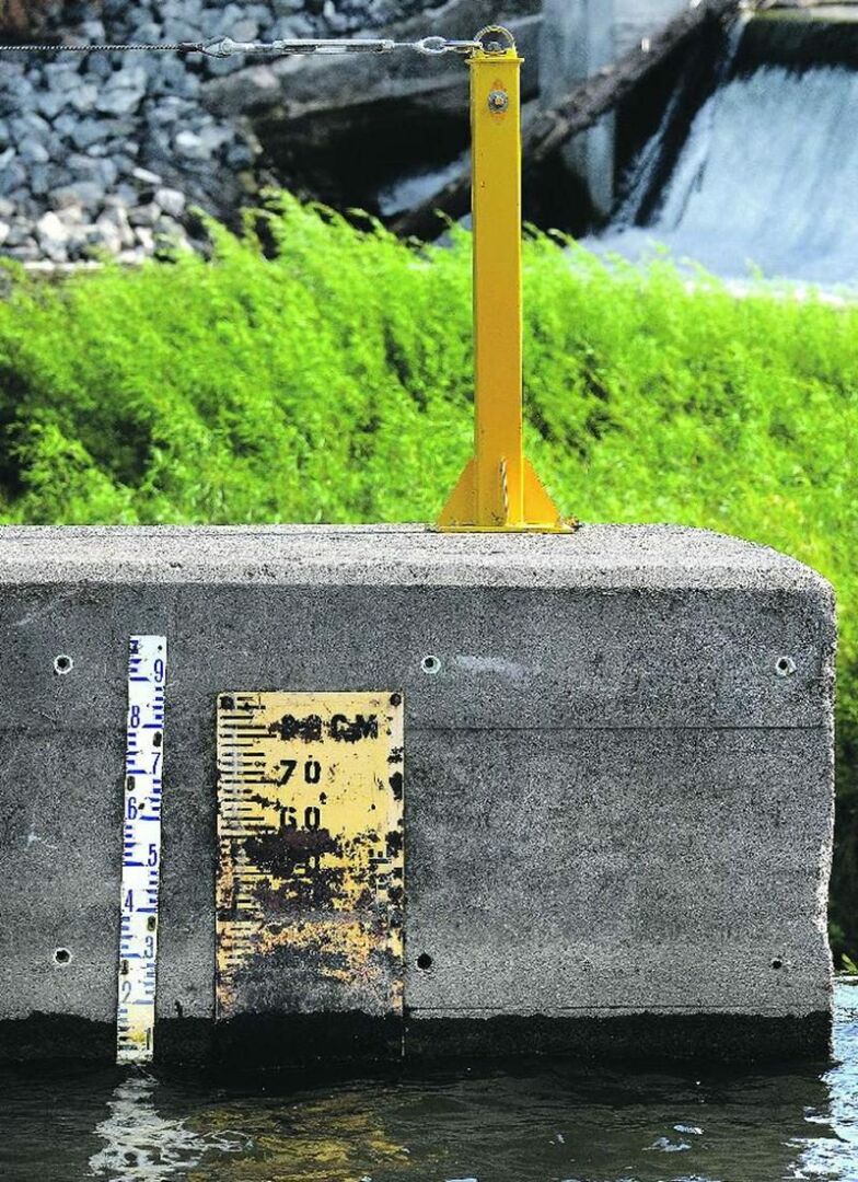 La jauge graduée à l’entrée du canal d’amenée indiquait, il y a quelques jours, qu’une lame d’eau d’à peine 7 ou 8 centimètres franchissait la crête du barrage Penman’s.  Photo François Larivière | Le Courrier ©