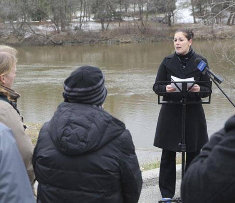 Marie-Claude Morin s'est adressée aux journalistes au bord des eaux brunes de la rivière Yamaska, à Saint-Hyacinthe.