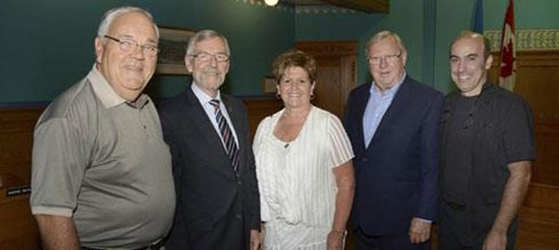 De gauche à droite, Kenneth Hilt, président du Comité de soutien financier de l'organisme, Claude Bernier, maire de Saint-Hyacinthe, Lise Richard et Claude Chagnon, coprésidents d'honneur du vins et fromages, ainsi que François Lortie, président des Amis du Crépuscule.