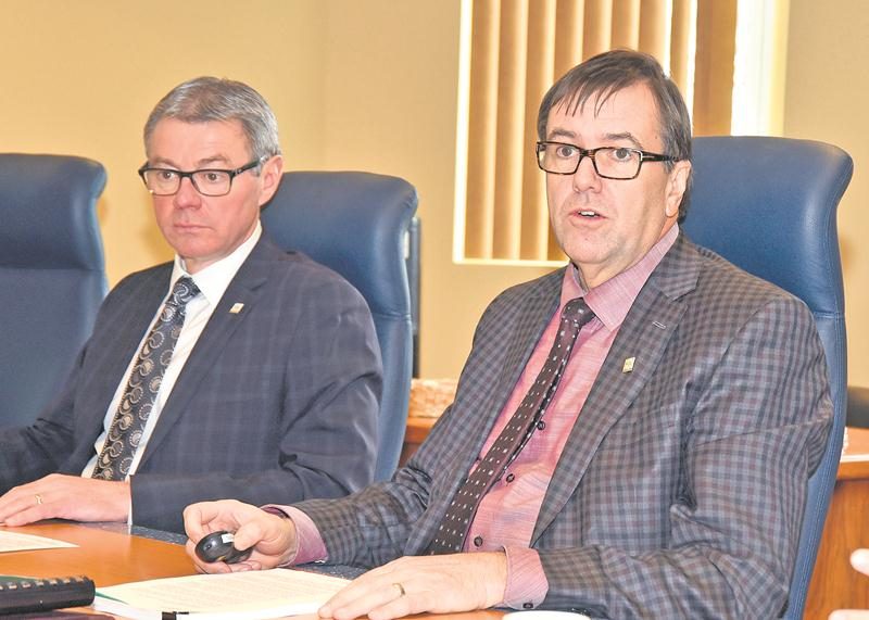Le maire de Saint-Hyacinthe, Claude Corbeil et le directeur général de la Ville, Louis Bilodeau, au cours de la conférence de presse d’hier matin sur le budget. Photo François Larivière | Le Courrier ©
