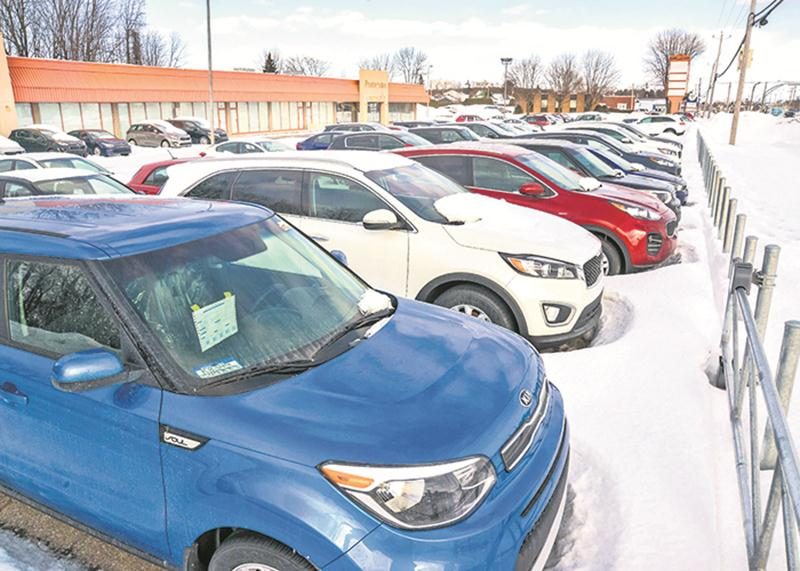 L’immeuble où logeait le Pantorama à Douville est maintenant complètement vide, mais son stationnement est encore très utilisé, à la fois par le propriétaire et par les utilisateurs du transport en commun. Photo François Larivière | Le Courrier ©