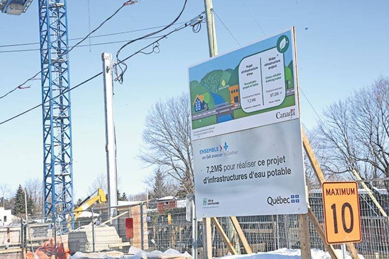 Un autre panneau de chantier, installé cette fois dans le secteur Douville, porte à confusion sur le montant réel versé par Québec pour la construction d’un nouveau réservoir d’eau potable souterrain. Photo Robert Gosselin | Le Courrier ©