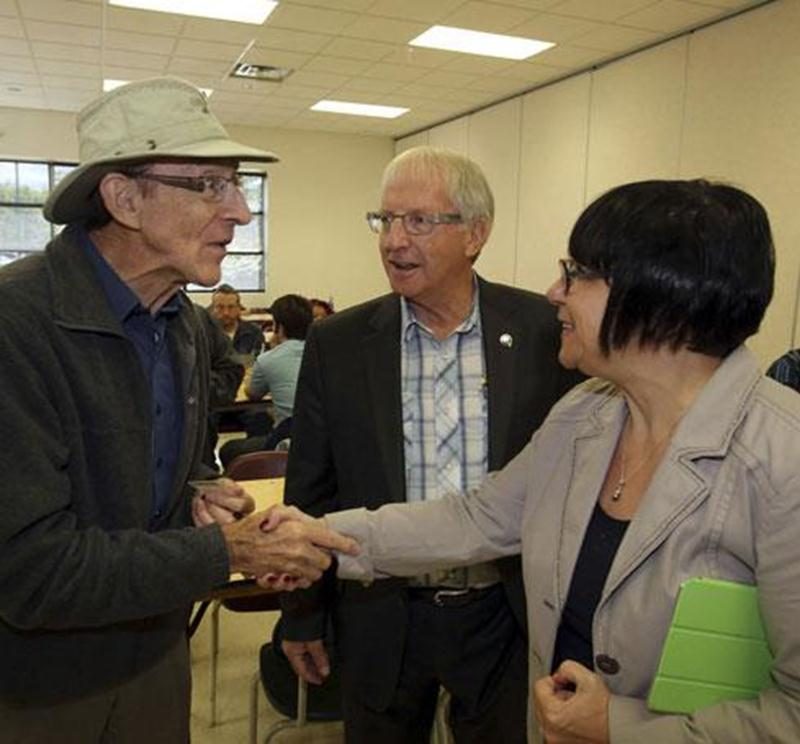 De la grande visite a animé l'épluchette annuelle du Parti québécois de Saint-Hyacinthe, dimanche, au centre Rosalie-Papineau. La députée de Richelieu et ministre déléguée à la Politique industrielle et à la Banque de développement économique du Québec, Élaine Zakaïb, était de passage pour s'entretenir avec les militants, dont l'ex-député Léandre Dion que l'on voit en compagnie du député de Saint-Hyacinthe, Émilien Pelletier. On y a entre autres vanté les bons coups du PQ au terme de la première