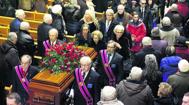 De nombreux proches et amis sont venus saluer une dernière fois la mémoire de Germain Larivière, lors des funérailles qui étaient célébrées à l’église Assomption-de-Notre-Dame dans le secteur Sainte-Rosalie. Photo Robert Gosselin | Le Courrier ©