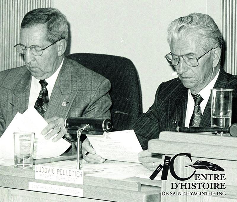 Ludovic Pelletier au cours d’une réunion du conseil de la MRC, en octobre 1992. À sa droite, le maire de Saint-Hyacinthe, Clément Rhéaume. Photo Centre d’histoire de Saint-Hyacinthe