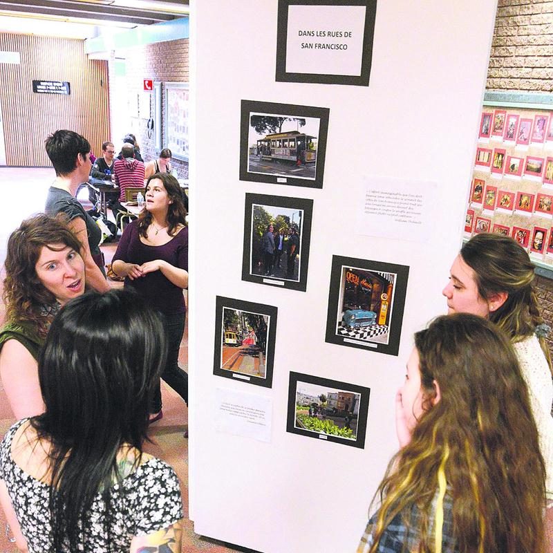 L’exposition des finissants du programme d’Arts, lettres et communications, profil littérature et création est en cours, et ce, jusqu’au 6 mai dans le corridor 4 du Cégep de Saint-Hhyacinthe.  Photo François Larivière | Le Courrier ©