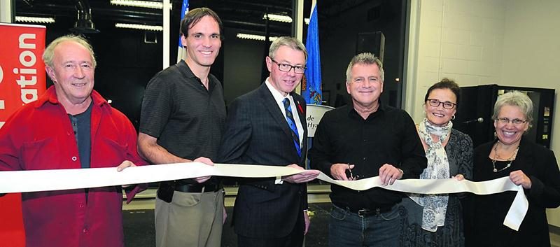 Le conseiller de La Providence, Bernard Barré, a coupé le ruban lors de l’inauguration du Centre multisports C.-A.-Gauvin. On l’aperçoit en compagnie du maire de Saint-Hyacinthe (à gauche), Claude Corbeil, et d’autres conseillers municipaux, soit Donald Côté, David Bousquet, Nicole Dion-Audette et Brigitte Sansoucy. Photo François Larivière | Le Courrier ©