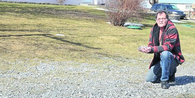 Comme ses voisins, Ghislain Gauthier, un ­résident du 2e Rang, a découvert ce printemps que son terrain avait été criblé de gravier par le chasse-neige au début de l’hiver. La Ville procédera au nettoyage chez ceux qui en feront la demande. Photo François Larivière | Le Courrier ©