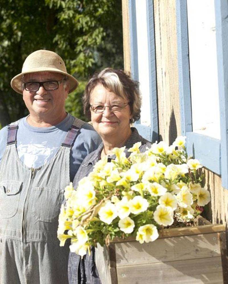 Bernard Morin et Mariane Trudel posent devant leur kiosque de petits fruits à Saint-Bernard-de-Michaudville.