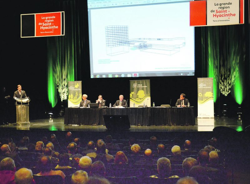La Ville avait organisé mardi une soirée d’information sur le projet de centre de congrès et d’hôtel. Photo François Larivière | Le Courrier ©