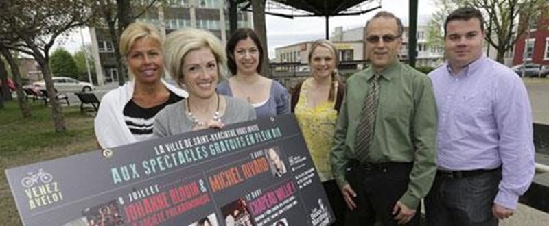 Dans l'ordre habituel; Chantal Frigon, directrice générale adjointe à la Ville de Saint-Hyacinthe; Marie-Claude Lapointe, coordonnatrice aux espaces récréatifs du service des Loisirs de Saint-Hyacinthe; Isabelle Chaput, membre de la Société Philharmonique de Saint-Hyacinthe; Annie Tardif, animatrice des Beaux Mardis de Casimir; Jacques Denis, conseiller municipal district Saint-Thomas-d'Aquin et Bruno Beauregard, journaliste pour TVCOGECO.