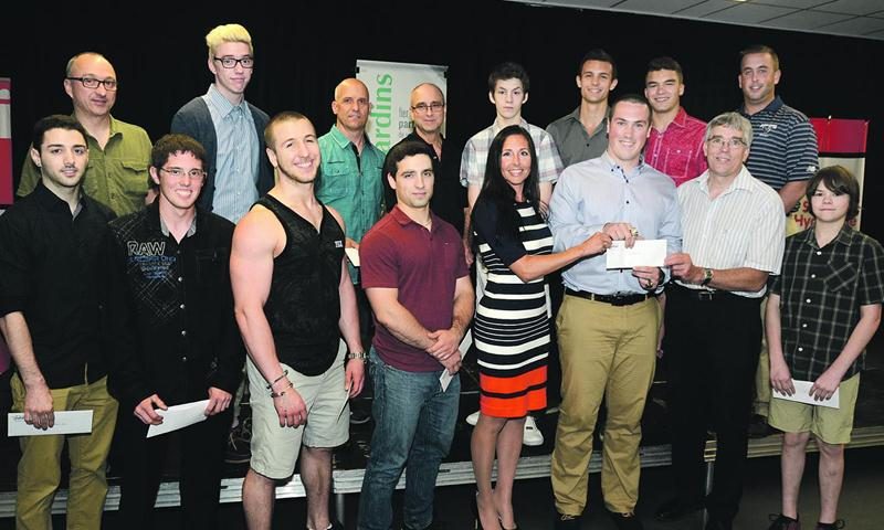Le botteur Louis-Philippe Simoneau s’est illustré dans la catégorie Argent. Il est entouré des autres athlètes de niveau national récompensés lors du gala.