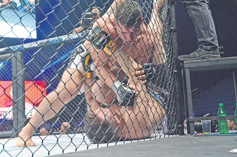 Francis Charbonneau n’a pas réussi à imposer son rythme face à Brendan Kornberger, s’inclinant par soumission au deuxième round. Photo Denis Bélanger