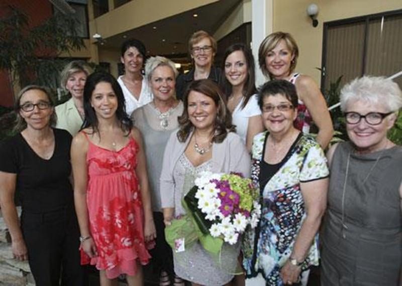 De gauche à droite : Anik Larivière, Stéphanie Destrempes, Caroline Dupré, gagnante de la journée métamorphose; Ginette Comtois, agente de développement à la Société canadienne du cancer; Diane St-Pierre (Exclusivités Monique +); Jocelyne Deslandes (Fleuriste Au Jardin d’Éden); Linda Leduc (Boutique Moi et l’Autre); Amélie Auger (Boutique Chooz Inc); Jo-Ann Lapalme (Cosmopole Coiffure); Louise Beauregard (Le Courrier de Saint-Hyacinthe); et Jeanne Demers. Absente sur la photo : Huguette Corbeil,