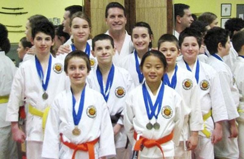 À Saint-Dominique avait lieu, le 26 février, la finale régionale des Jeux du Québec en karaté. Plusieurs karatékas du Centre des Arts Martiaux Guy Brodeur se sont illustrés pendant cette journée de compétition. Chez les 8-9 ans (ceintures blanches et jaunes), Ellyott Palardy a décroché l'or en kata et sur le circuit d'habiletés. Chez les garçons de 10-11 ans (ceintures blanches et jaunes aussi), Trent Leclair a quant à lui été médaillé d'or en combat et d'argent en kata. Chez les garçons et fill