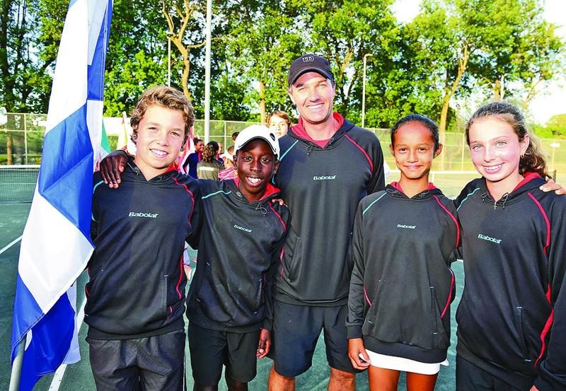 L’équipe du Québec (Christophe Clément, Ange-Kevin Koua, l’entraîneur Yannick Pelletier, Bianca Fernandez et Amélie Allard) a connu du succès lors de la première journée d’action face à l’Espagne, avant de se frotter aux champions en titre, les Américains, le lendemain. Photo Robert Gosselin | Le Courrier ©