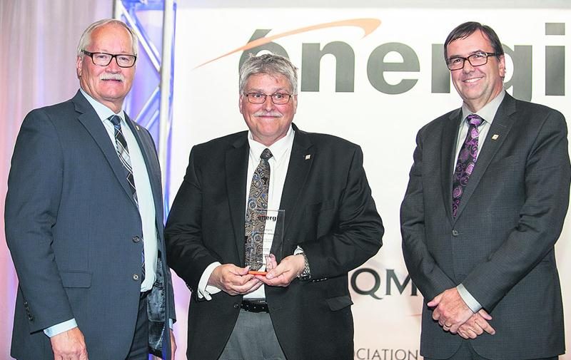 De gauche à droite : Laval Tremblay, vice-président de l’Ordre des technologues professionnels du Québec; Pierre Mathieu, conseiller technique en traitement de l’eau; et Louis Bilodeau, directeur général de la Ville de Saint-Hyacinthe.  Photo ©ClairObscur/AQME