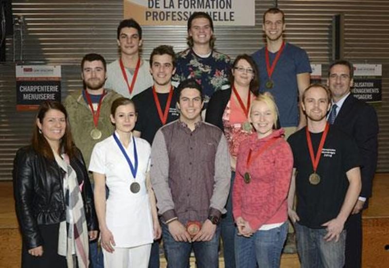 Dix étudiants de l'école professionnelle de Saint-Hyacinthe (EPSH) ont remporté une médaille dans le cadre des olympiades en formation professionnelle, lesquelles regroupent sept métiers. Sur les 46 candidats provenant de cinq centres de formation professionnelle en Montérégie, 15 d'entre eux, dont les élèves de l'EPSH, poursuivront leur entraînement en vue de la compétition provinciale tenue à Québec au mois de mai. À l'arrière : Gabriel Lévesque, aménagements paysagers, Tristan Rosenthal, amén