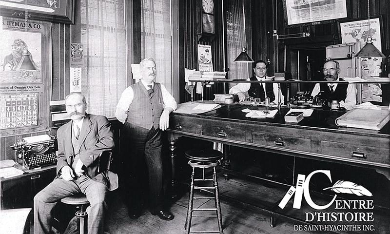 De gauche à droite, Alfred, Magloire, un inconnu et Joseph Amable Côté en novembre 1912. Coll. Centre d’histoire de Saint-Hyacinthe, Fonds CH589.