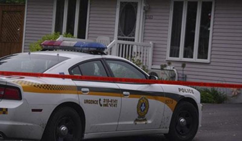 Un homme a été victime de voies de fait lorsque deux malfaiteurs se sont introduits par effraction dans sa résidence de l'avenue Durocher, dans le secteur Saint-Thomas-d'Aquin. Deux hommes ont défoncé une porte de la résidence pour s’y introduire. À l'intérieur, ils s'en sont pris au résident afin de lui dérober une certaine somme d'argent. La victime a été transportée à l'hôpital. Une enquête est en cours par la Division des enquêtes régionales de la Montérégie, en collaboration avec les enquêt