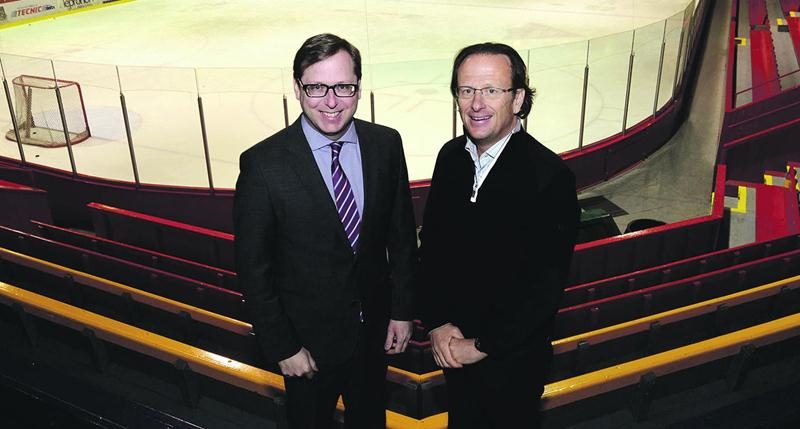 Sur la photo, on reconnaît Benoit Chartier, président de DBC Communications, en compagnie de Jean Bédard, président des Gaulois de Saint-Hyacinthe.Photo Robert Gosselin | Le Courrier ©