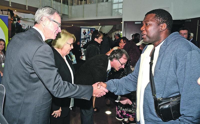 Le maire de la Ville de Saint-Hyacinthe, Claude Corbeil, la préfet de la MRC des Maskoutains, Francine Morin, et le président de la Commission scolaire de Saint-Hyacinthe, Richard Flibotte, ont souhaité la bienvenue à toutes les nouvelles familles maskoutaines.  Photo François Larivière | Le Courrier ©