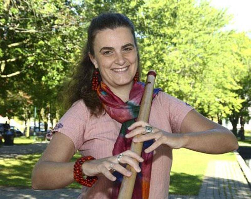 La musicienne maskoutaine Marie Saintonge s'envolera le 12 septembre pour l'Inde où elle ira enseigner la musique à des jeunes issus de milieux défavorisés.